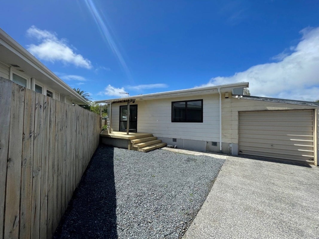 35 Tarata Crescent, Mangere Bridge, Auckland - Carousel 1