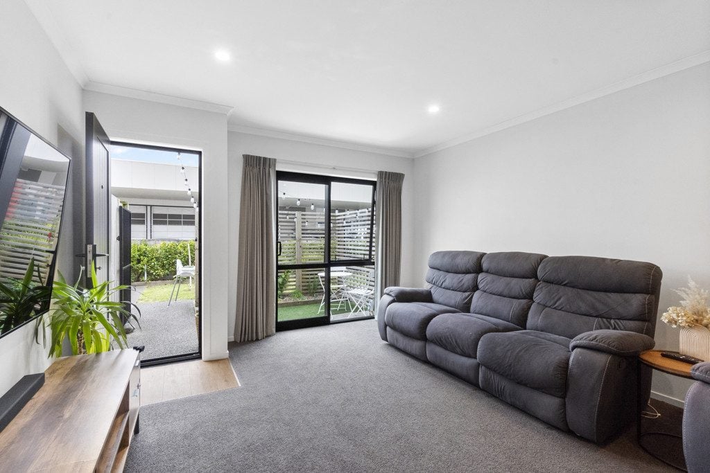 6/1 Vialou Street, Hamilton Central, Hamilton - Carousel 2