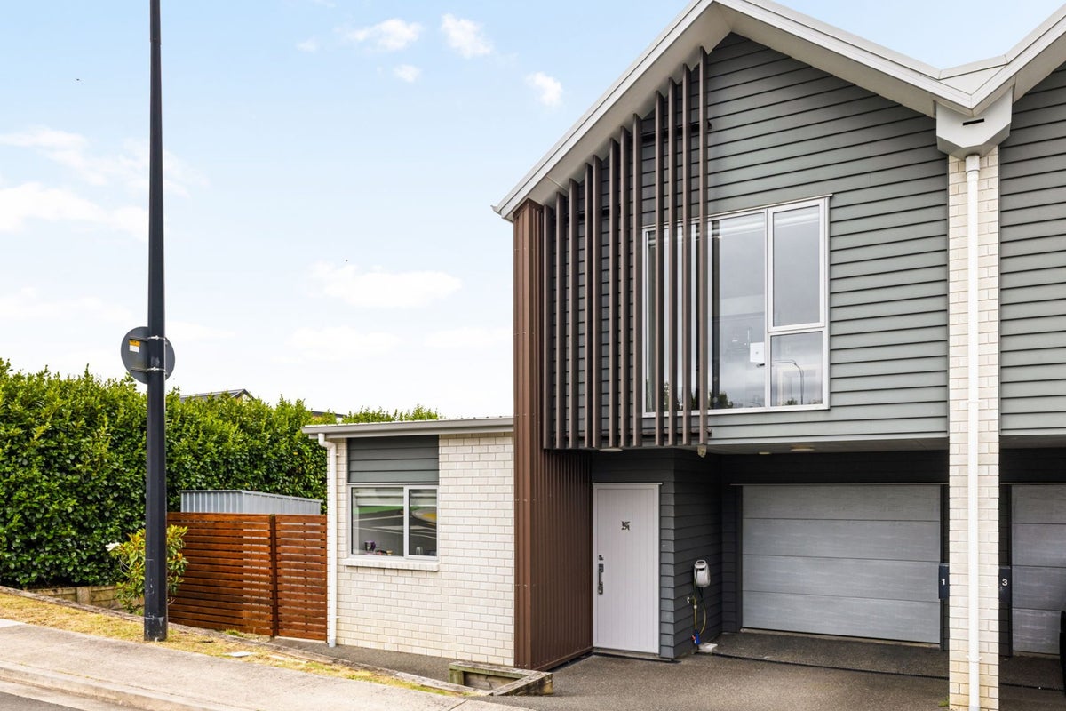 1 Springside Court, Huntington, Hamilton - Carousel 1