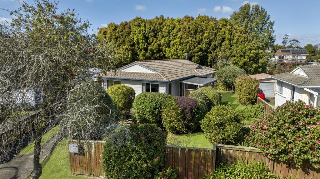 15 Darren Crescent, Half Moon Bay, Auckland - Carousel 2