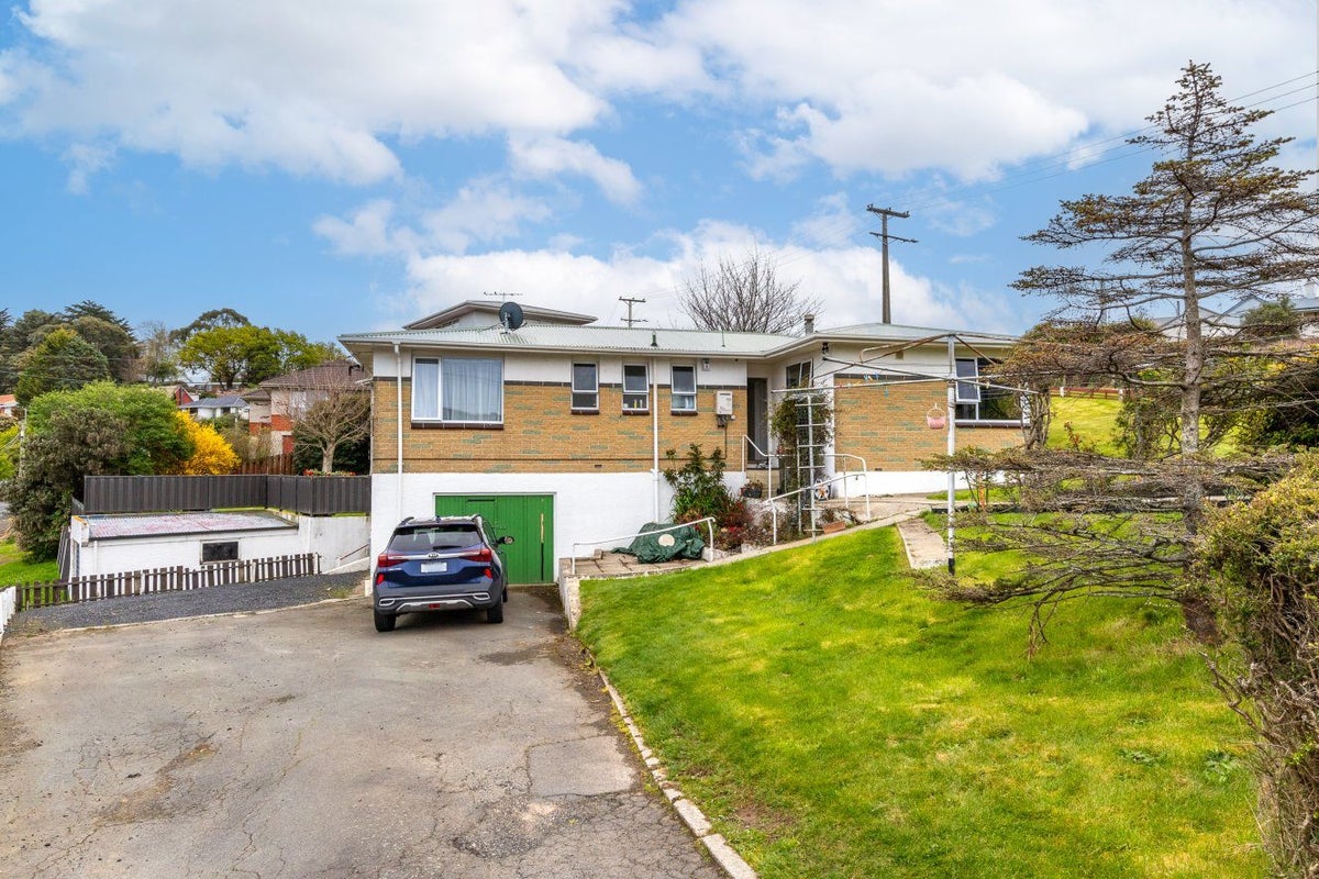 68 Waldron Crescent, Green Island, Dunedin - Carousel 1
