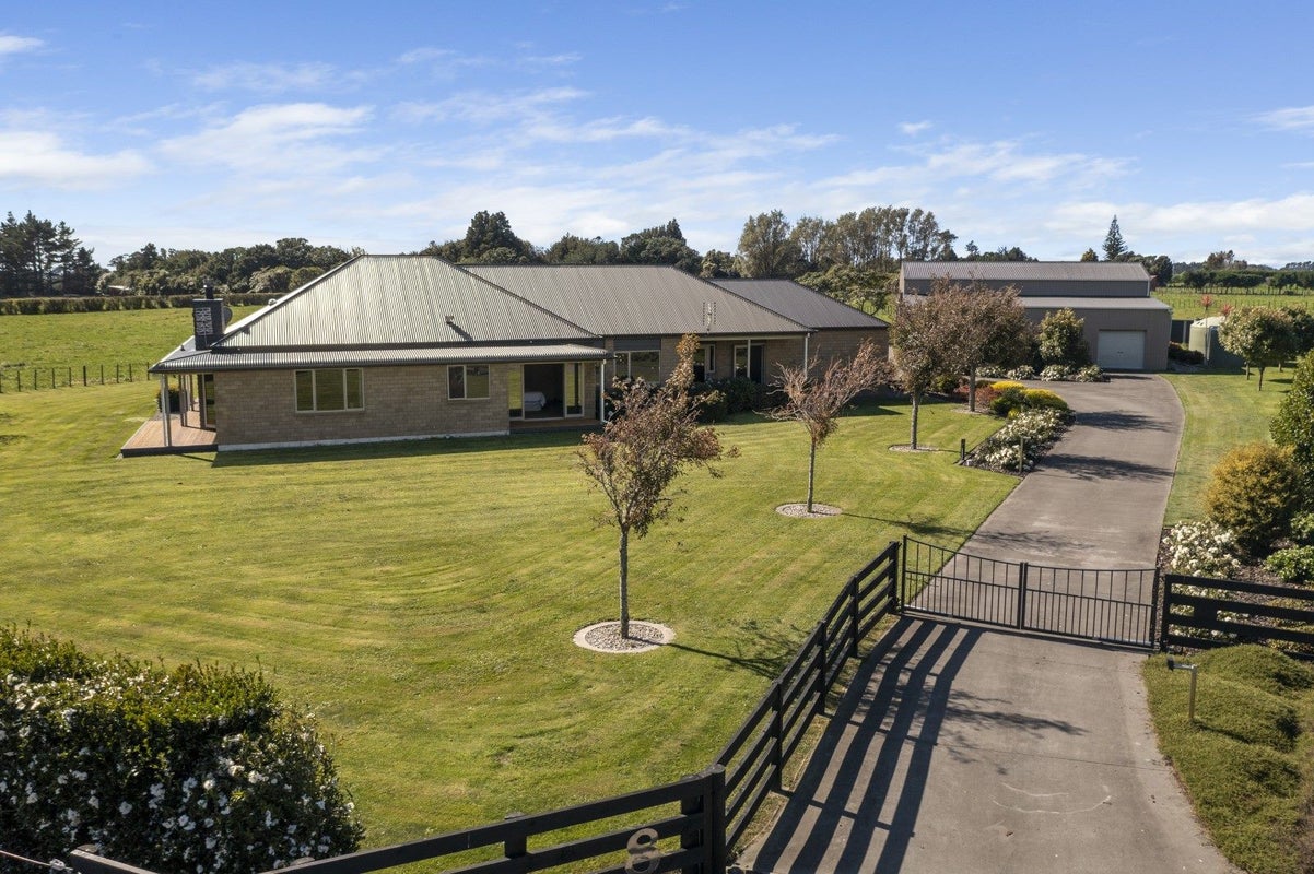 8 Pitt Road, Hillsborough, New Plymouth - Carousel 2