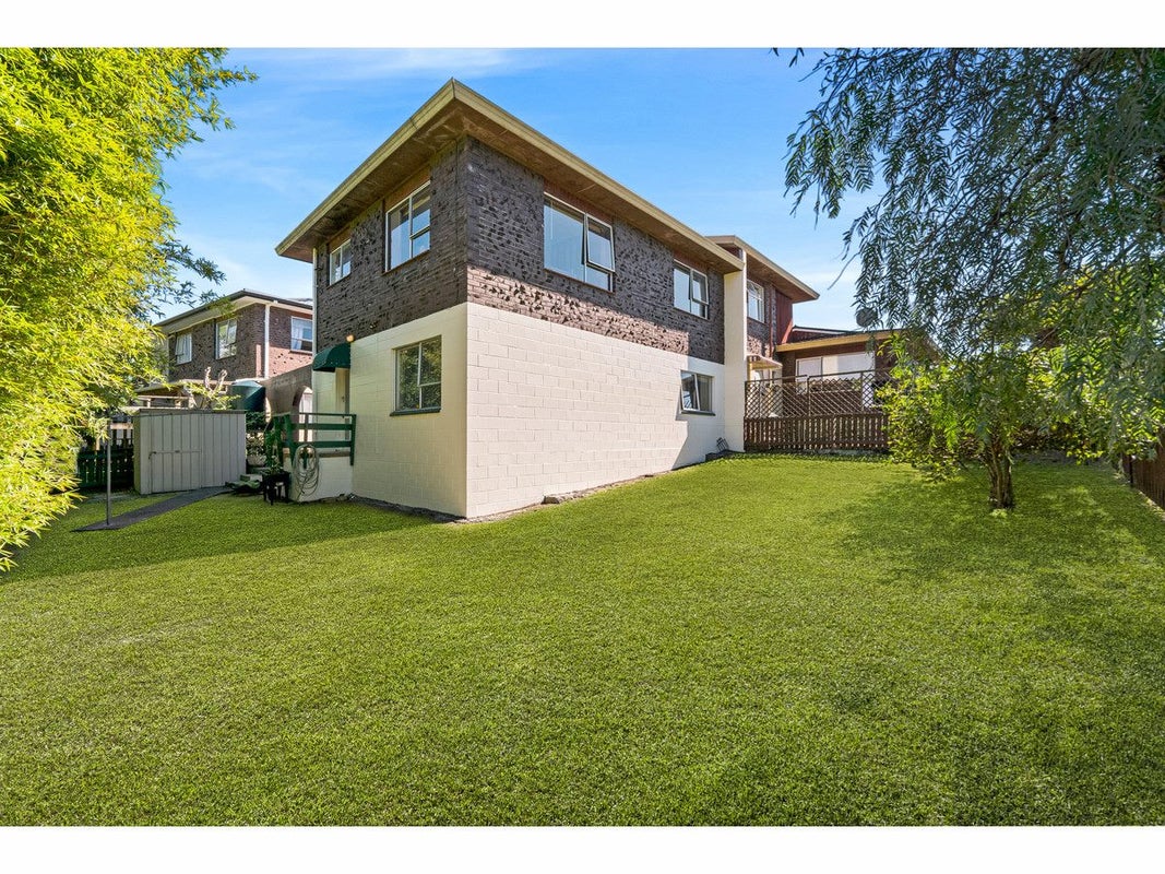 27 Faith Bullock Place, New Lynn, Auckland - Carousel 1
