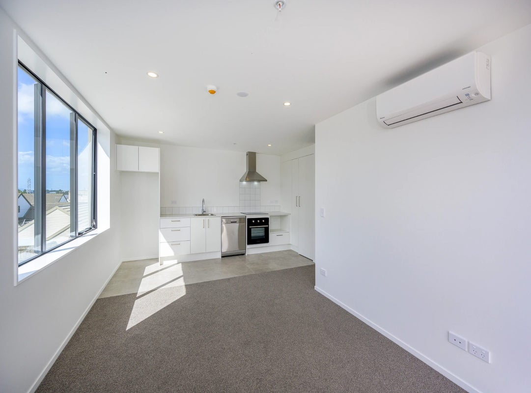 202/3 Rauemi Way, Te Atatu South, Auckland - Carousel 2
