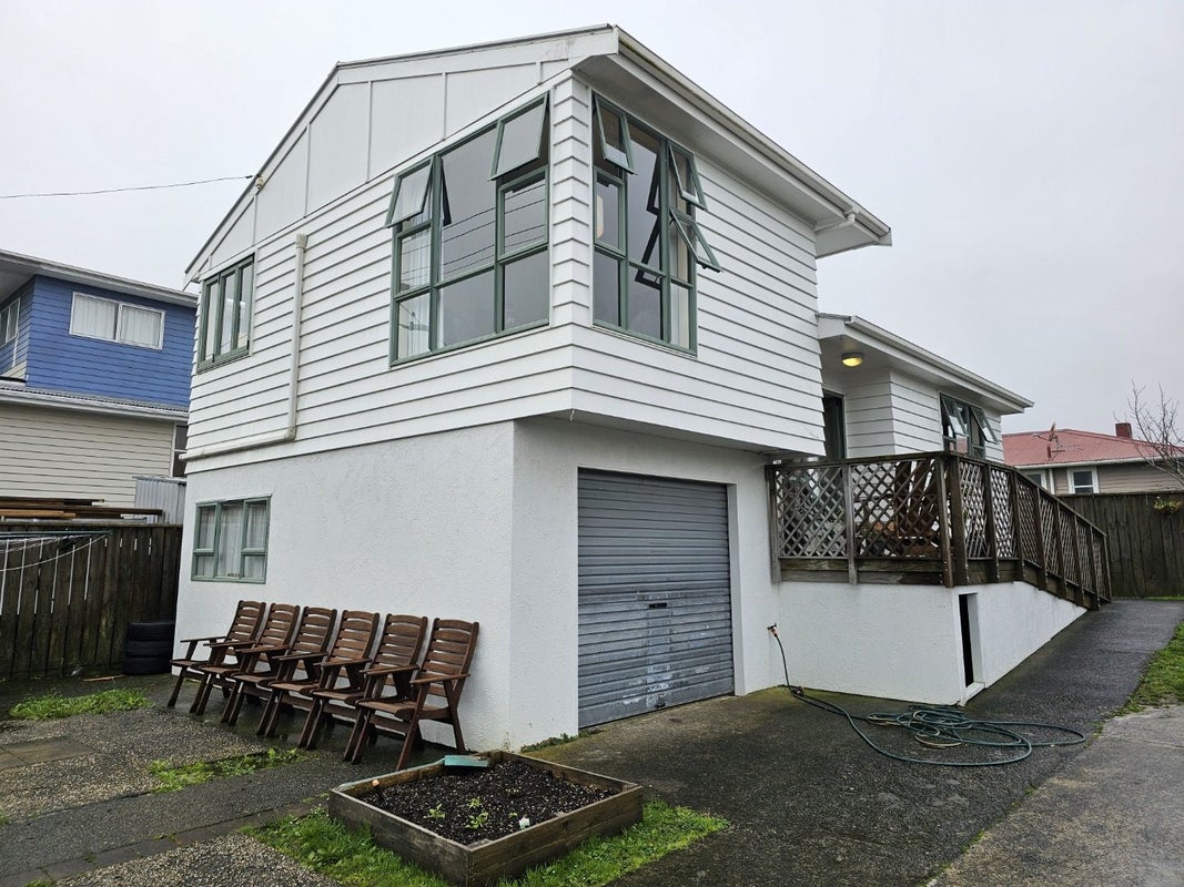 2 Park Avenue, Titahi Bay, Porirua - Carousel 1