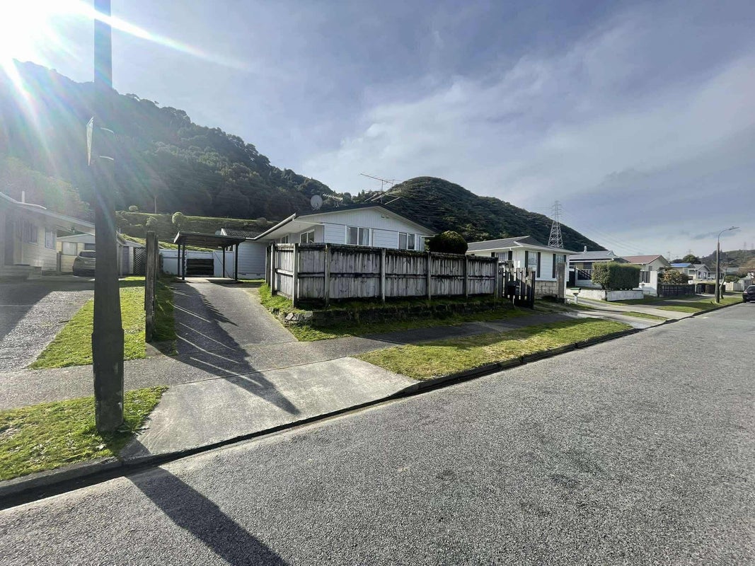 1/43 Hartford Crescent, Totara Park, Upper Hutt - Carousel 1