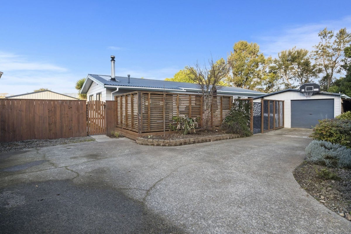 9 Laredo Grove, Totara Park, Upper Hutt - Carousel 19