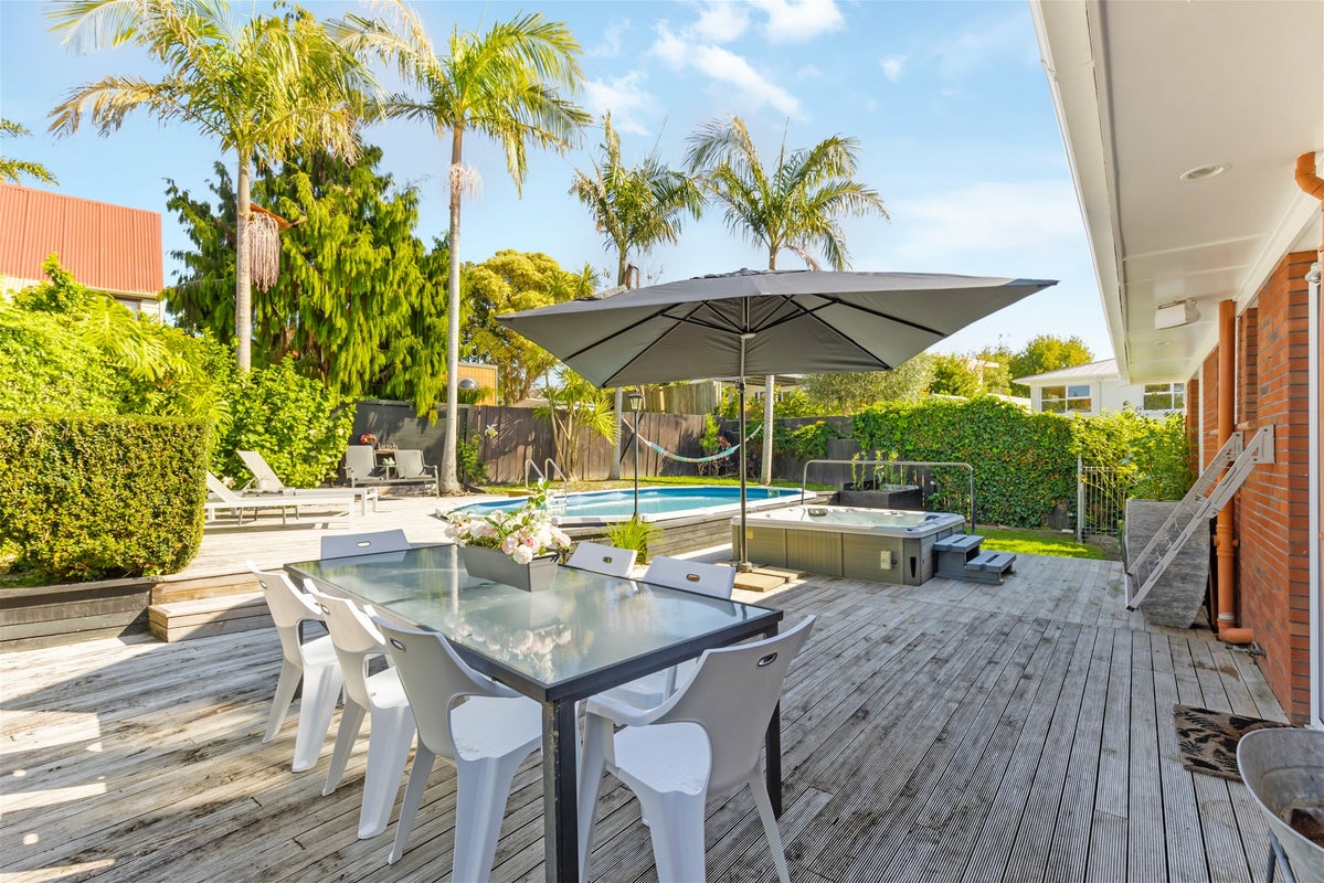 17 Wynn Place, Howick, Auckland - Carousel 1