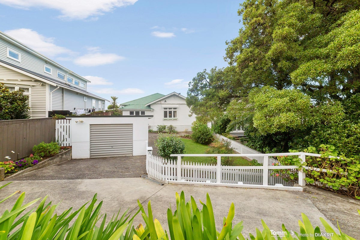 37 Belvedere Road, Hataitai, Wellington - Carousel 1