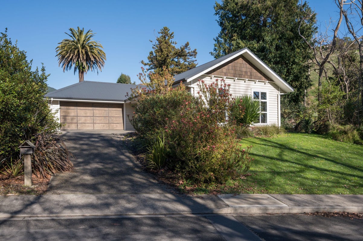 2 Woodford Lane, Stoke, Nelson - Carousel 1
