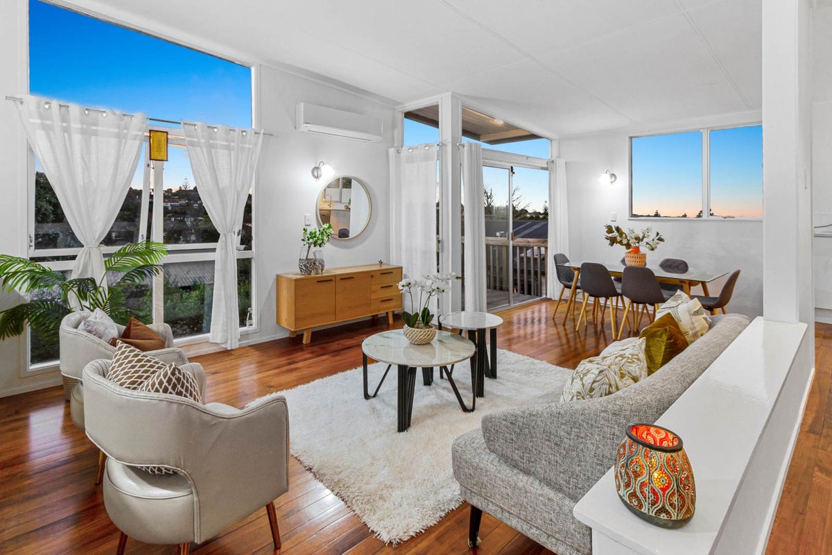 11 Nor'East Drive, Northcross, Auckland - Carousel 2