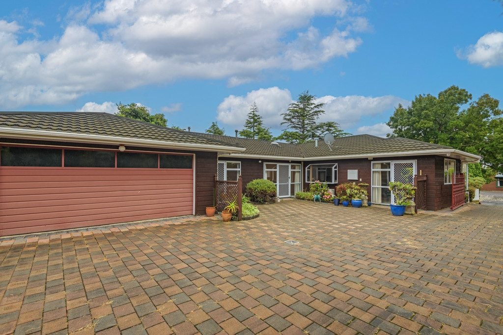 2 Hillgrove Place, Fitzherbert, Palmerston North - Carousel 1