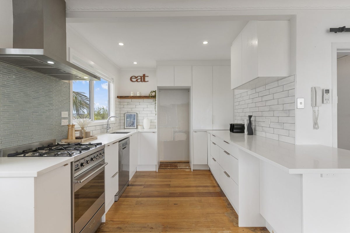 2/104 Sylvan Avenue, Northcote, Auckland - Carousel 1