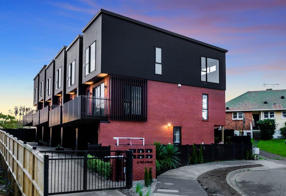 8D Delemere Place, Glen Innes, Auckland - Carousel 1