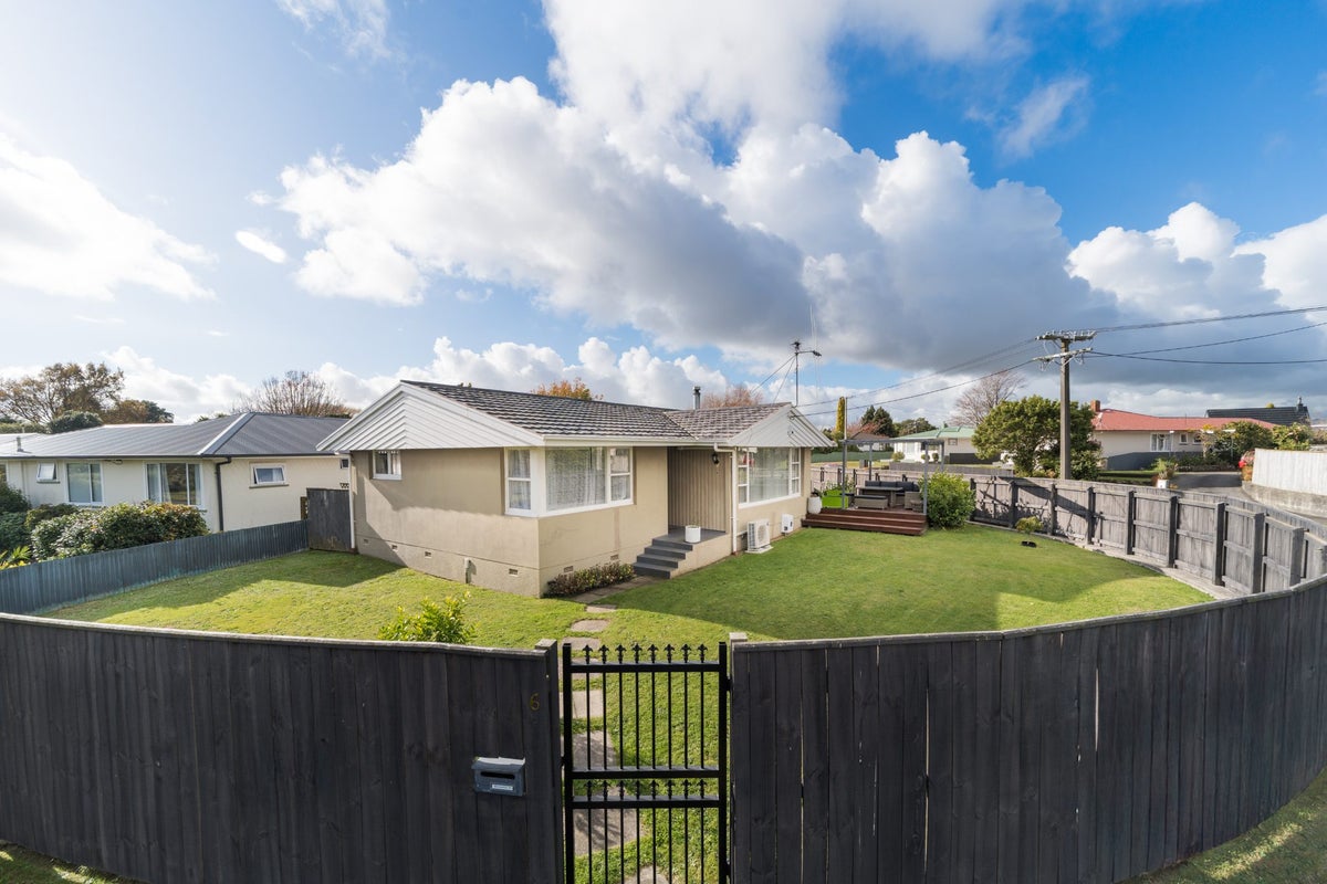 6 Wincanton Place, Awapuni, Palmerston North - Carousel 1