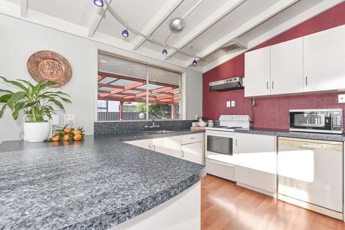 1211 Willowpark Road North, Mayfair, Hastings - Carousel 2