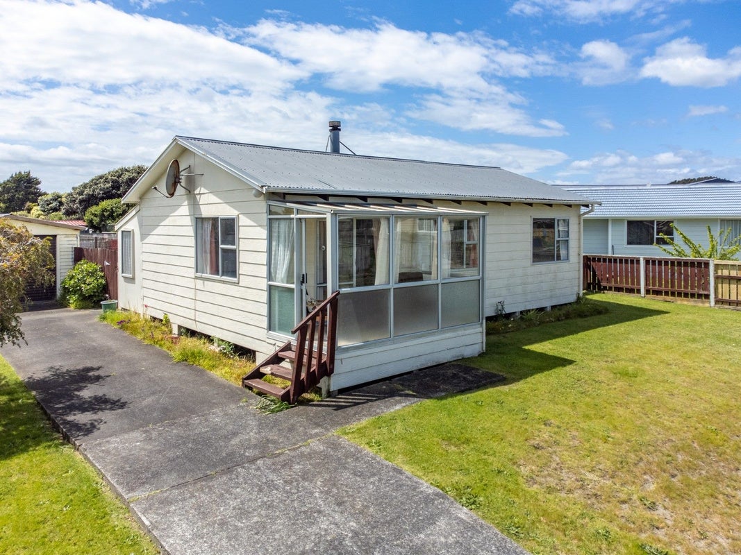2 Simcox Street, Otaki Beach, Otaki - Carousel 1