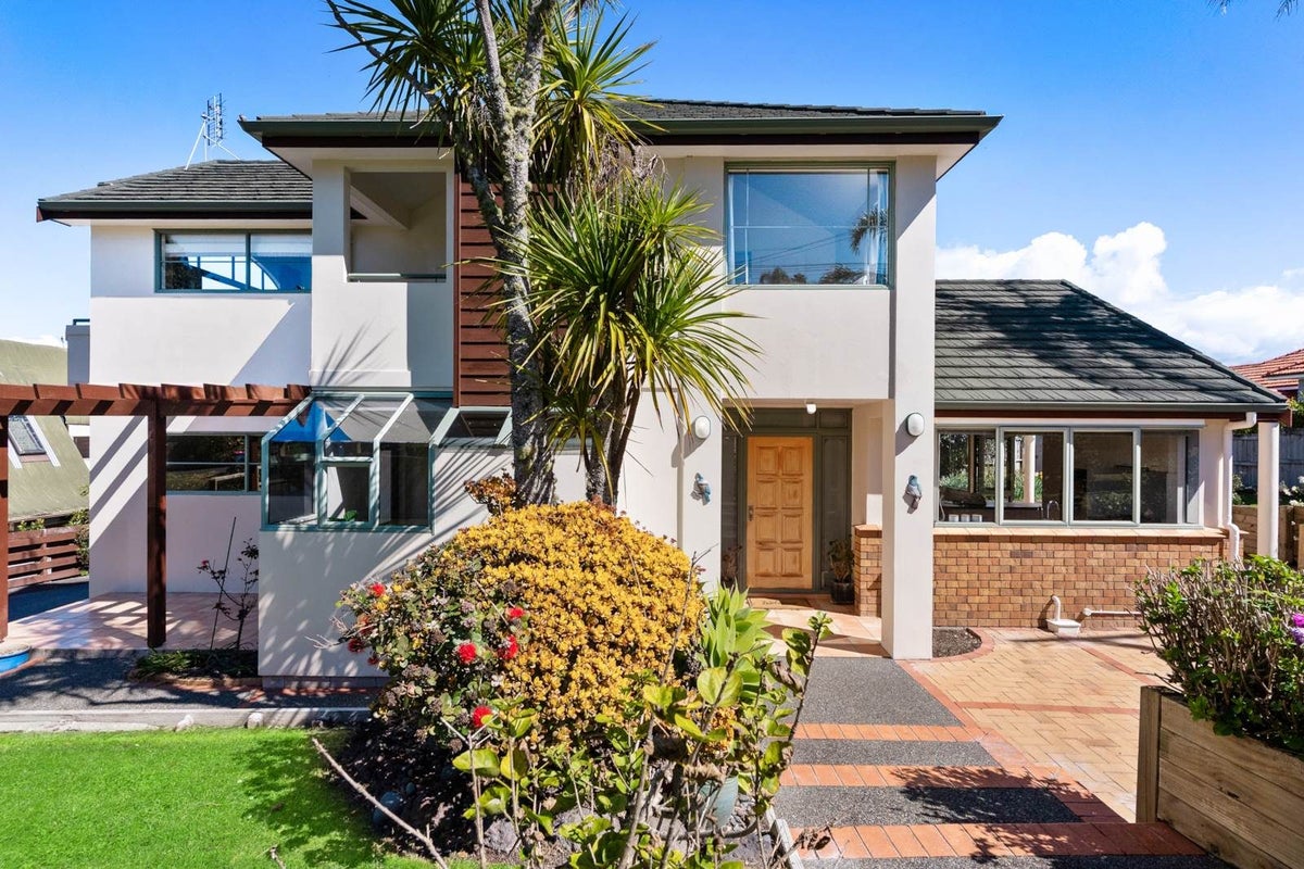 492 Beach Road, Murrays Bay, North Shore City, Auckland - Carousel 1