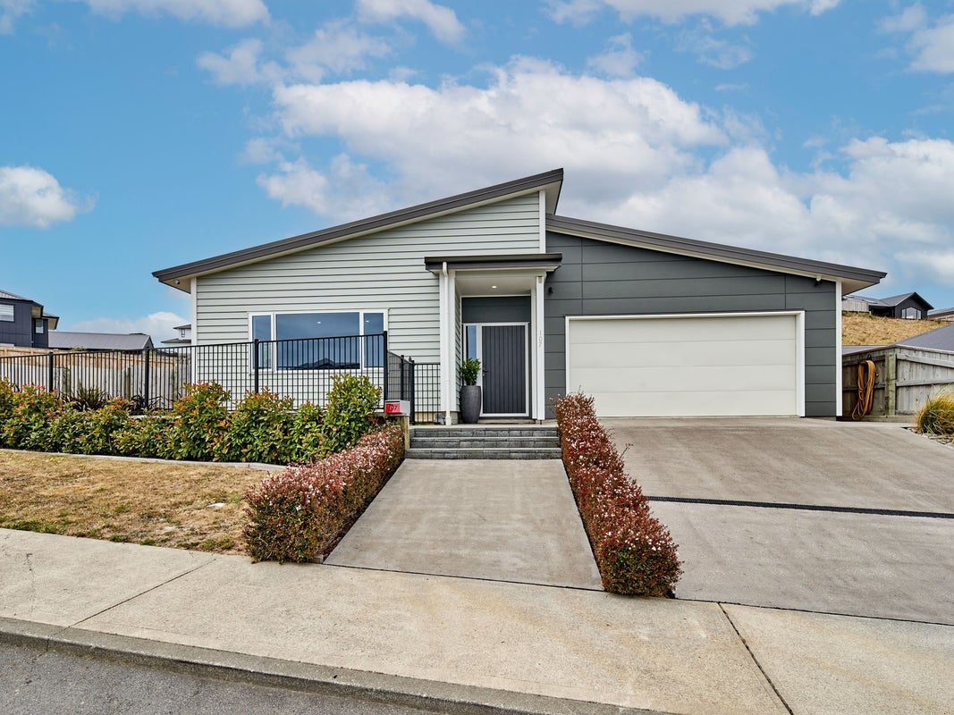 107 Queen Charlotte Drive, Aotea, Porirua - Carousel 1