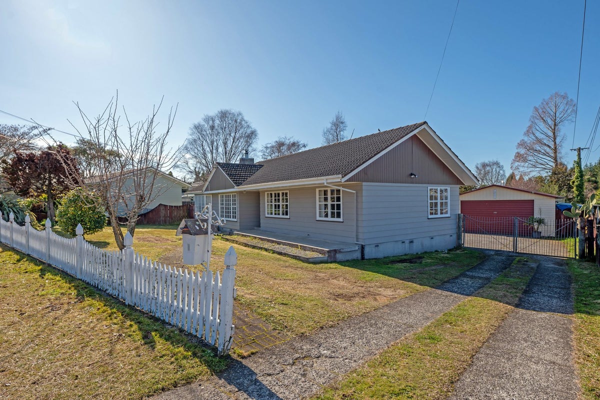 6 Alison Street, Mangakakahi, Rotorua - Carousel 1