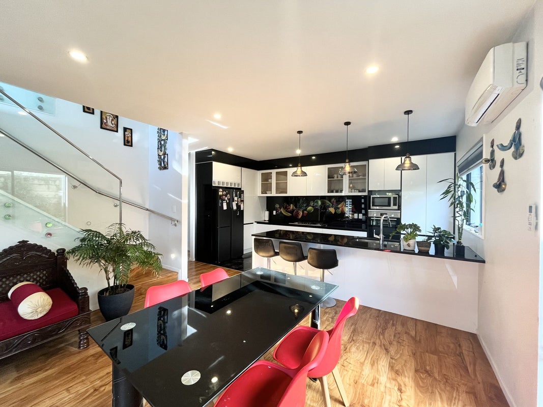 22 Hilling Street, Titirangi, Auckland - Carousel 2