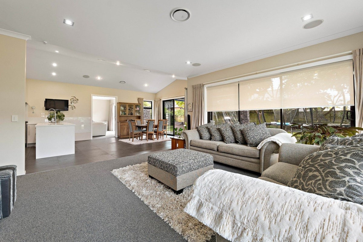 11 Links Drive, Waiwhakaiho, New Plymouth - Carousel 2