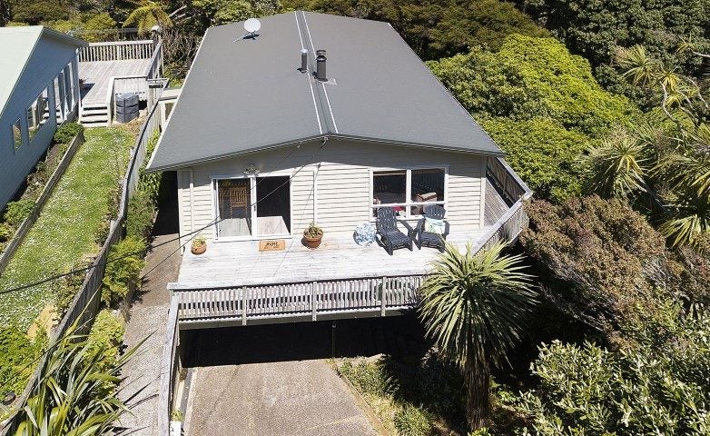 2 Corlett Road, Plimmerton, Porirua - Carousel 1