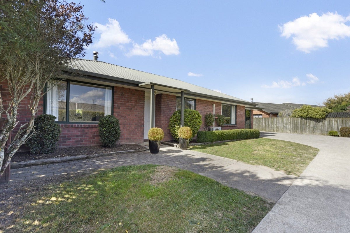 39 Lord Auckland Road, Wakefield - Carousel 1