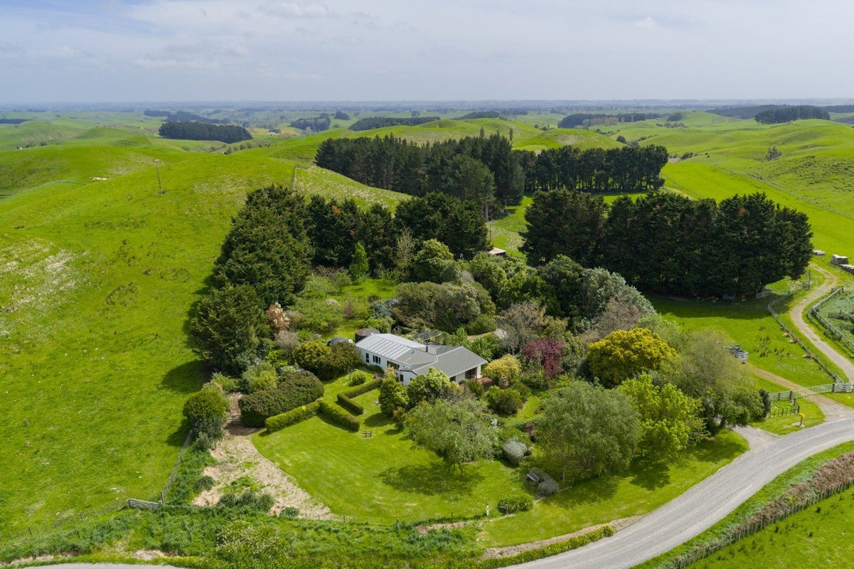 135 Zigzag Road, Pohangina, Feilding - Carousel 1