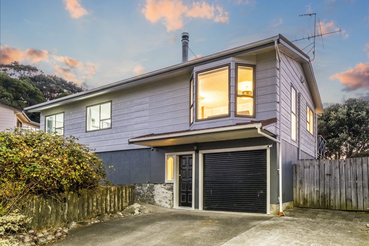 16 Parkinson Close, Whitby, Porirua - Carousel 1