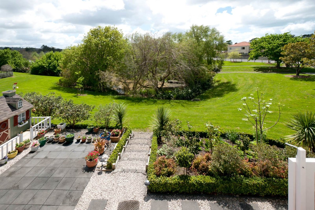 1 English Oak Drive, Schnapper Rock, Auckland - Carousel 1
