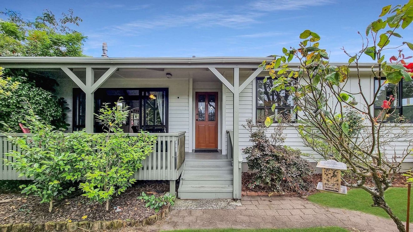 10 Barron Crescent, Fenton Park, Rotorua - Carousel 1