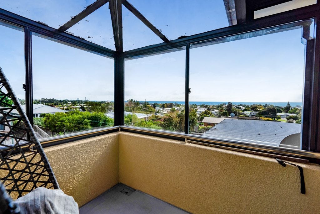 20 Kellyville Heights, Merrilands, New Plymouth - Carousel 2