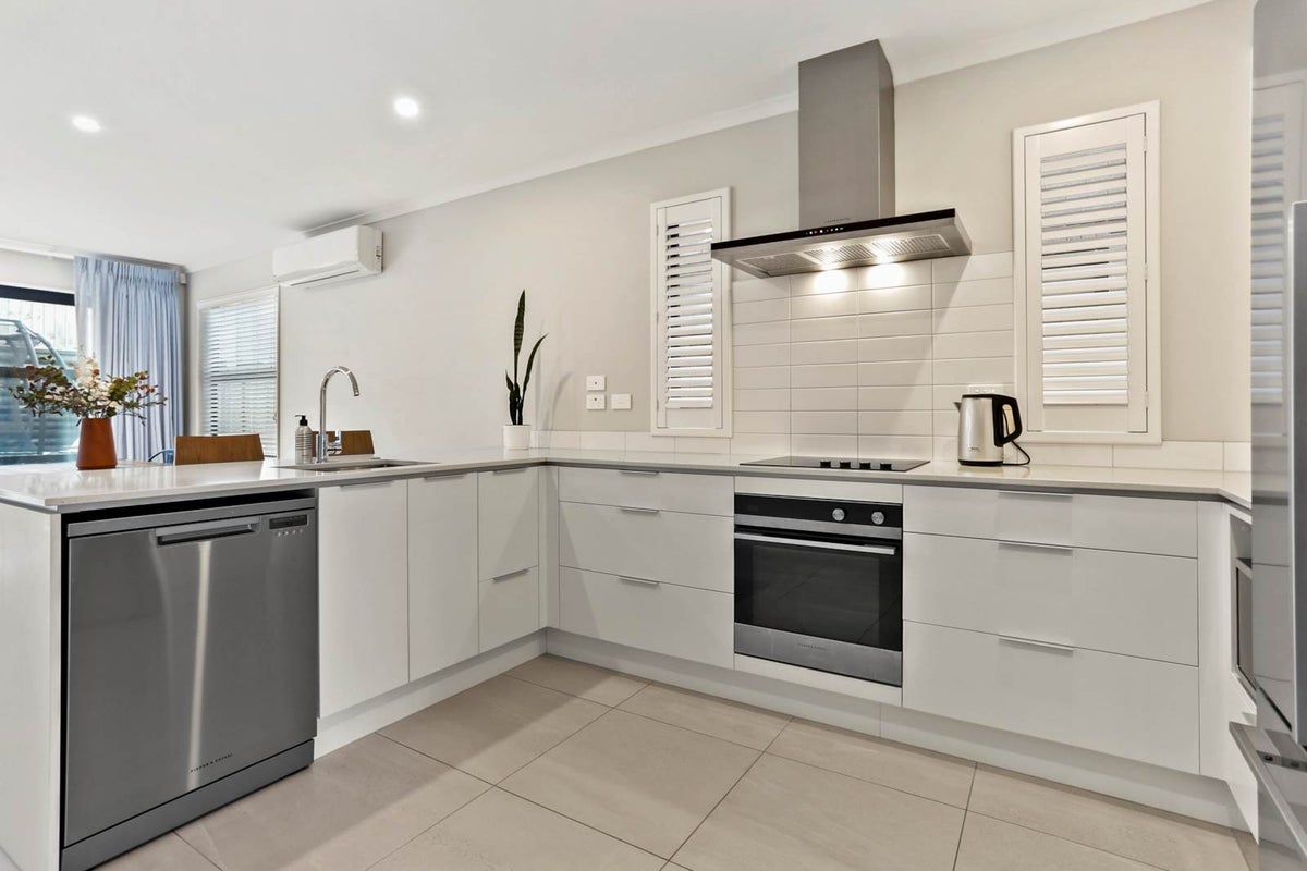 7 Richard Petterd Way, Swanson, Auckland - Carousel 2