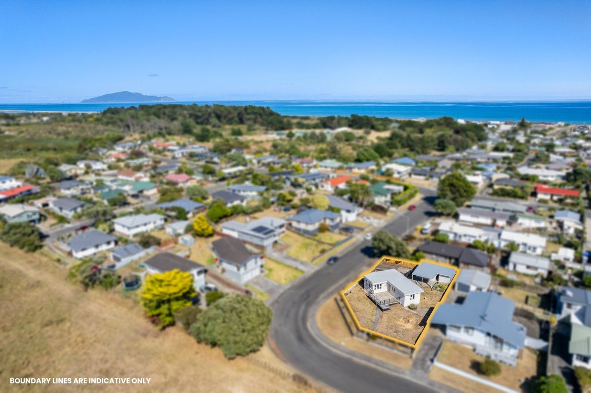 10 Robert Mckeen Street, Otaki Beach, Otaki - Carousel 1