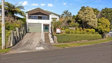 12 Beaumont Crescent, Frankleigh Park, New Plymouth - Carousel 1
