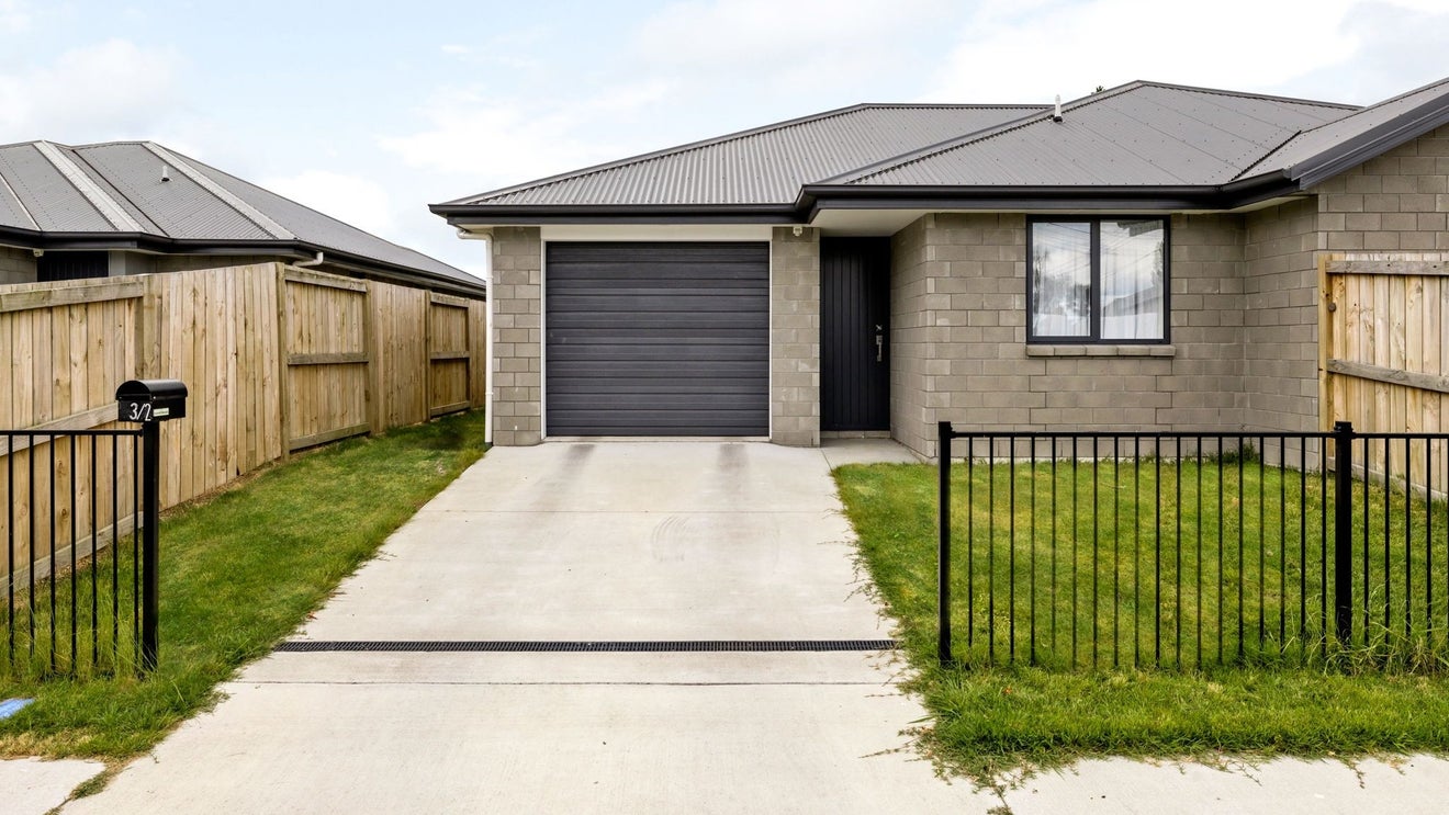 3/2 Masefield Drive, Enderley, Hamilton - Carousel 1