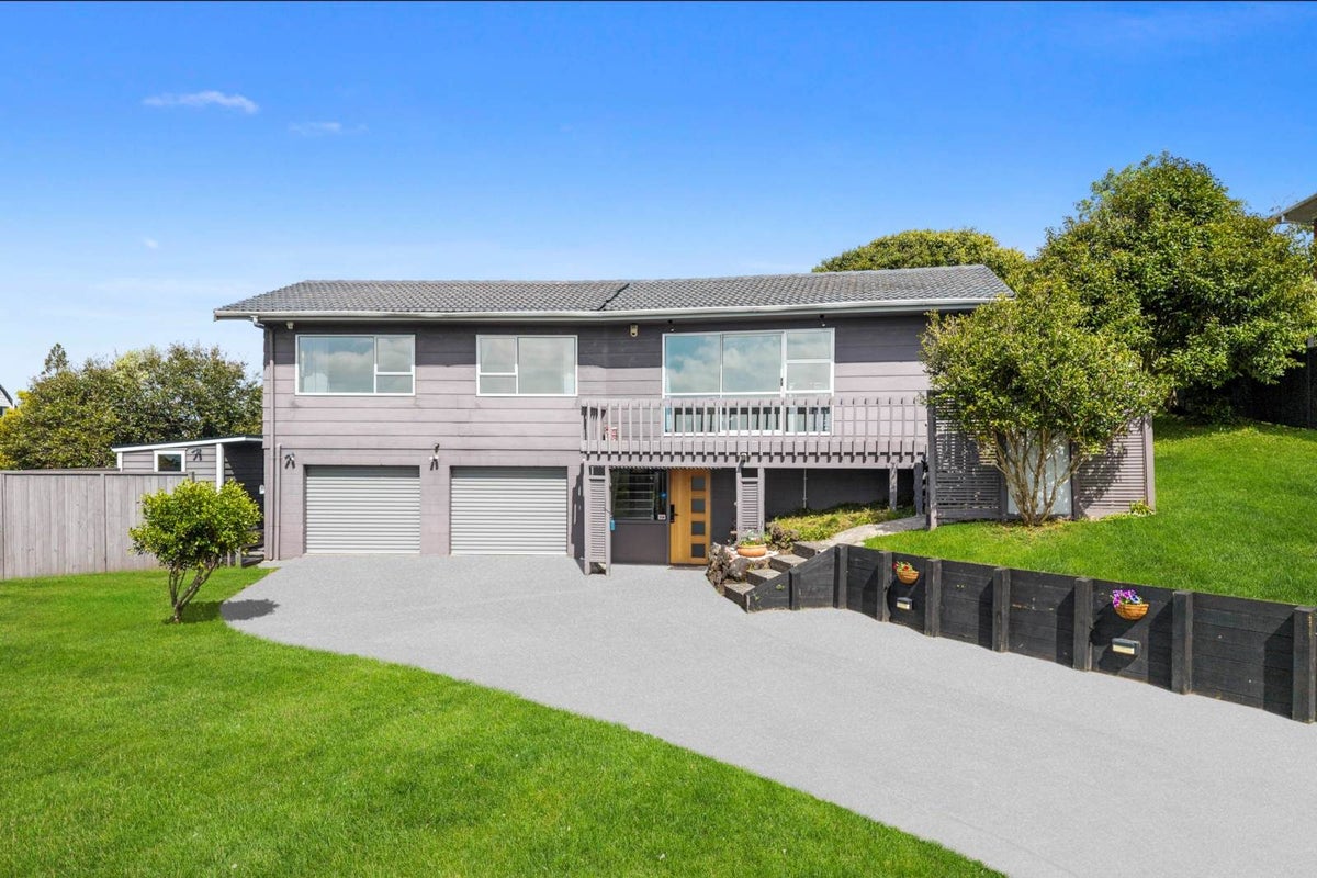5 Cyclarama Crescent, Massey, Auckland - Carousel 1