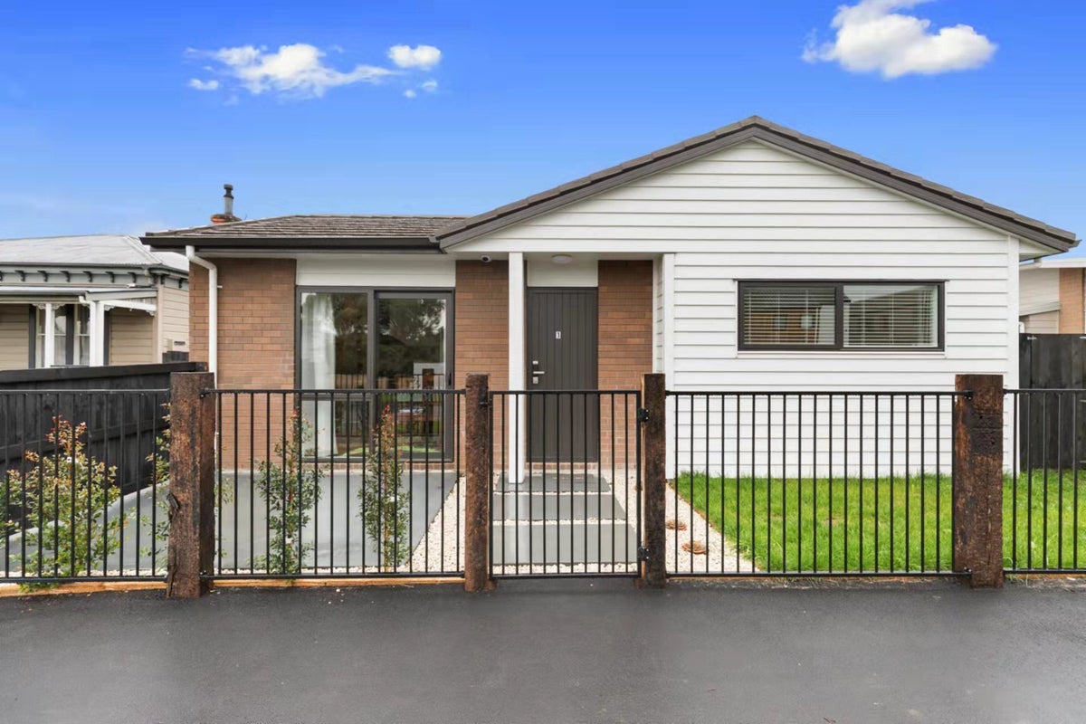 1/23 Campbell Street, Frankton, Hamilton - Carousel 1
