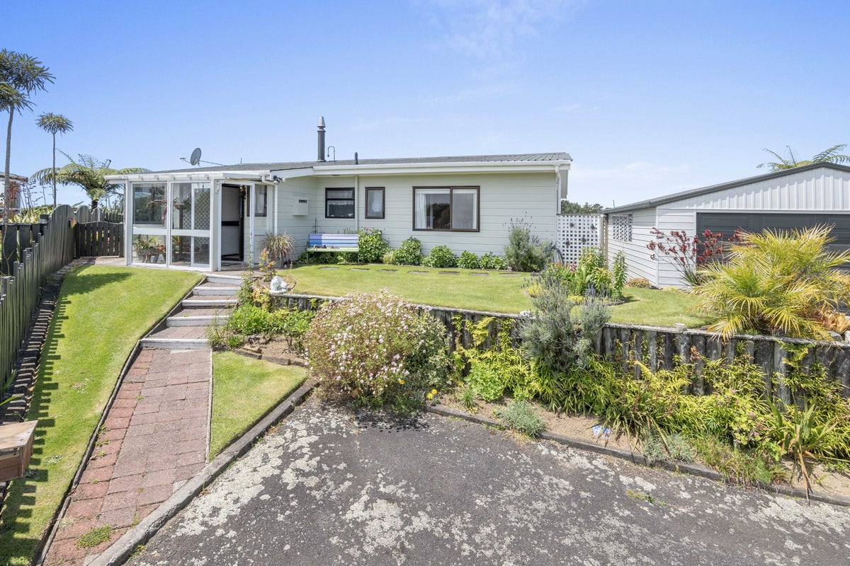 5C Lindaver Grove, Merrilands, New Plymouth - Carousel 31
