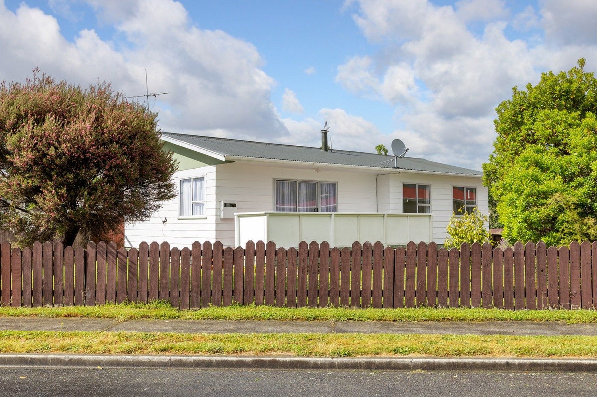 53 Montgomery Crescent, Lansdowne, Masterton - Carousel 1