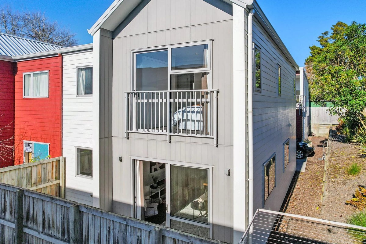 6/16 Hammond Street, Hamilton Central, Hamilton - Carousel 13
