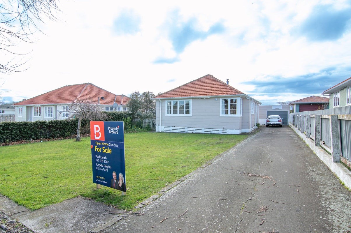 6 Andrew Avenue, Roslyn, Palmerston North - Carousel 1