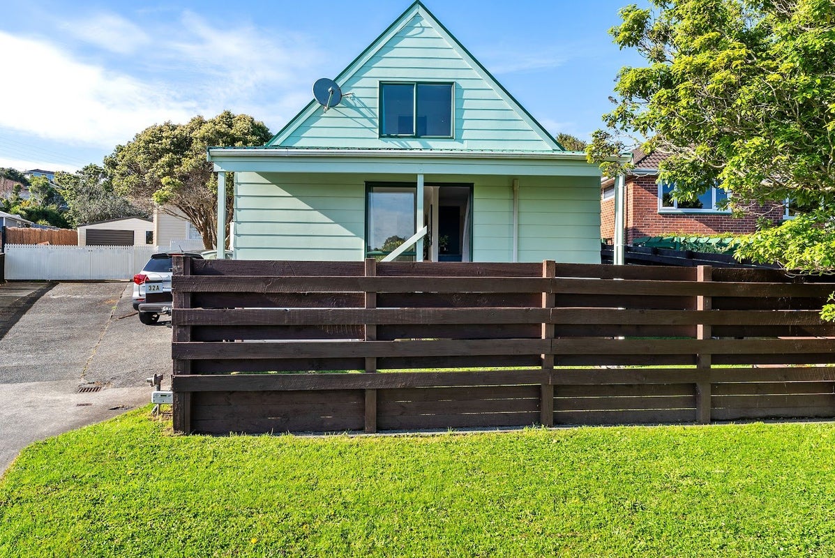 32A Horokiwi Road West, Newlands, Wellington - Carousel 13