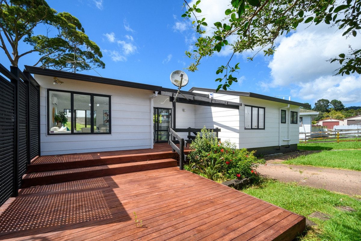 39 Meadowvale Rise, Titirangi, Auckland - Carousel 2