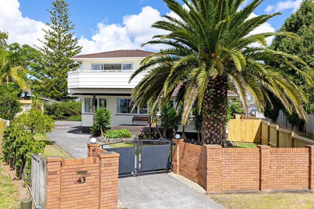 43 Rewarewa Road, Te Atatu Peninsula, Auckland - Carousel 1