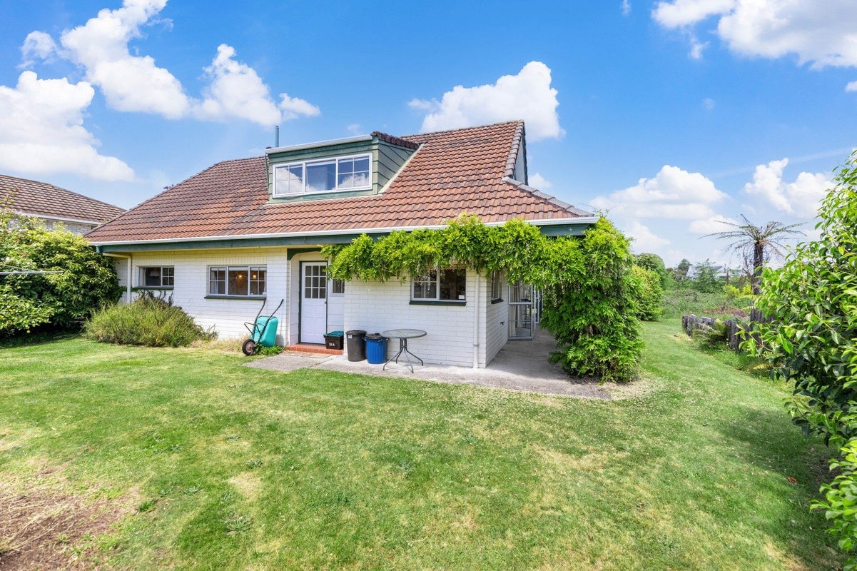 1/10 Te Hepera Street, Waipahihi, Taupo - Carousel 22