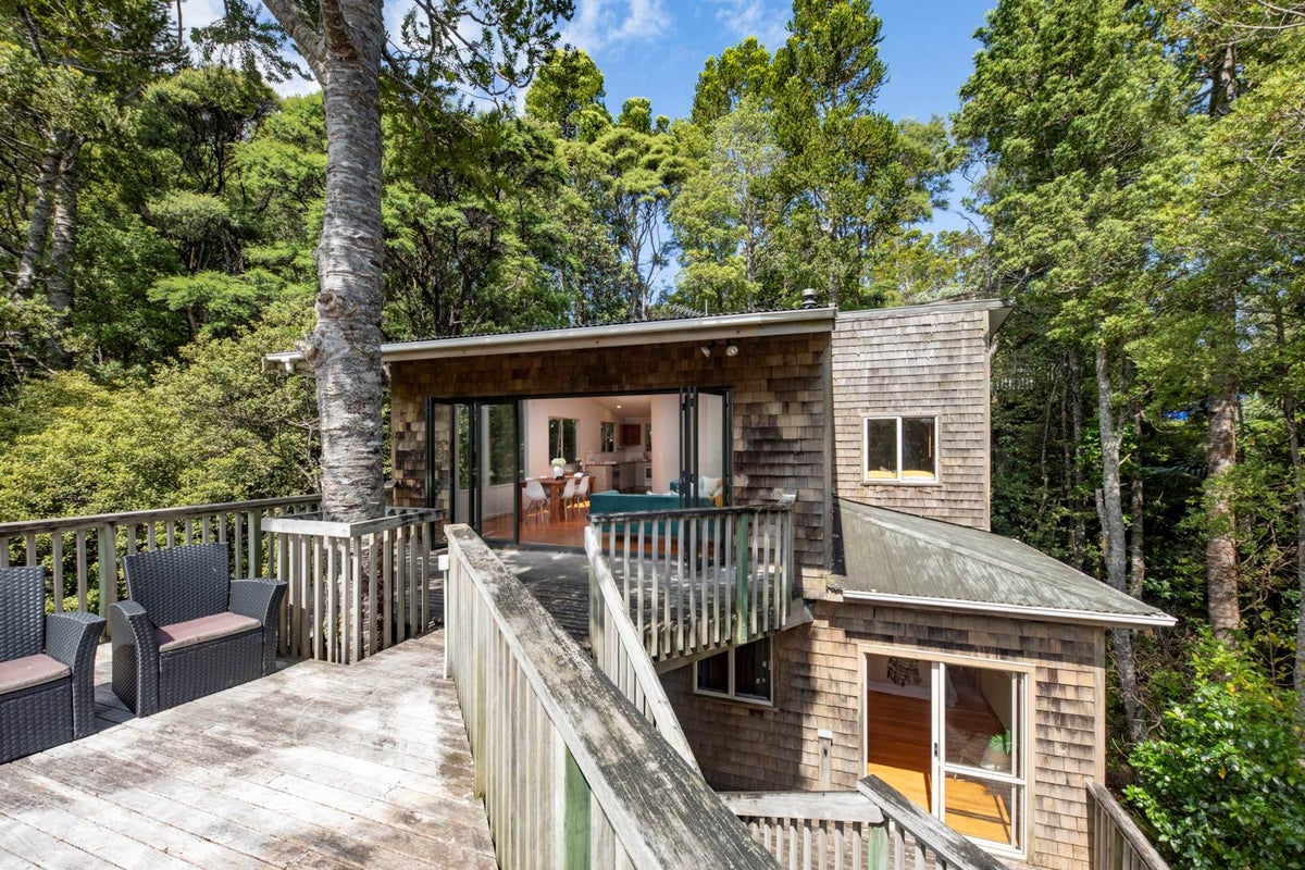 73 Kauri Point Road, Laingholm, Auckland - Carousel 1