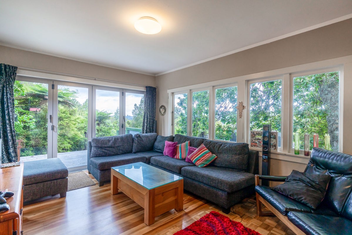 8 Rimu Road, Oratia, Auckland - Carousel 2