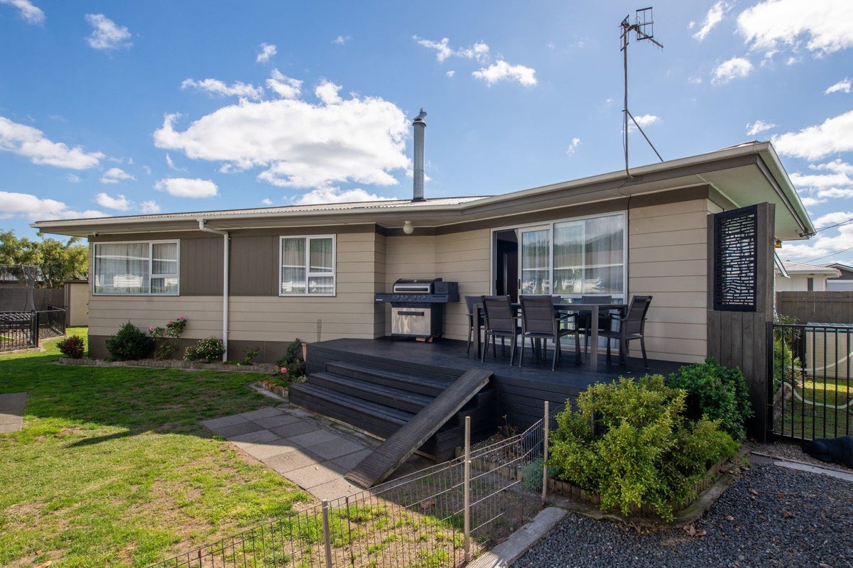 15 Fenruss Street, Fairy Springs, Rotorua - Carousel 1